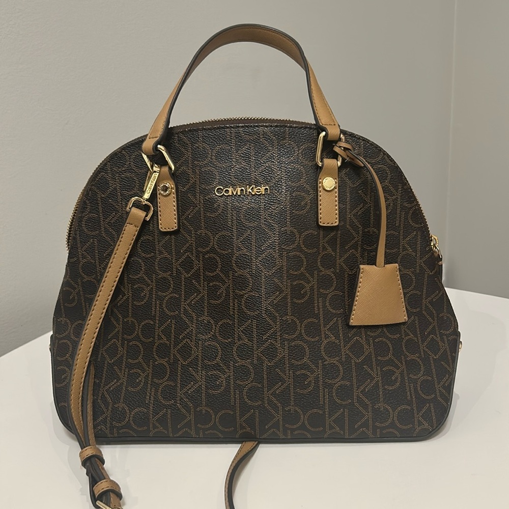 Calvin Klein Handbag with removable strap. Logo pattern brown with gold hardware